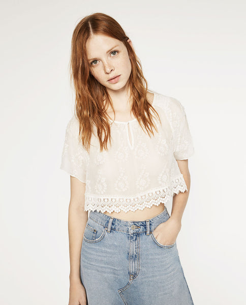 EMBROIDERED CROPPED TOP